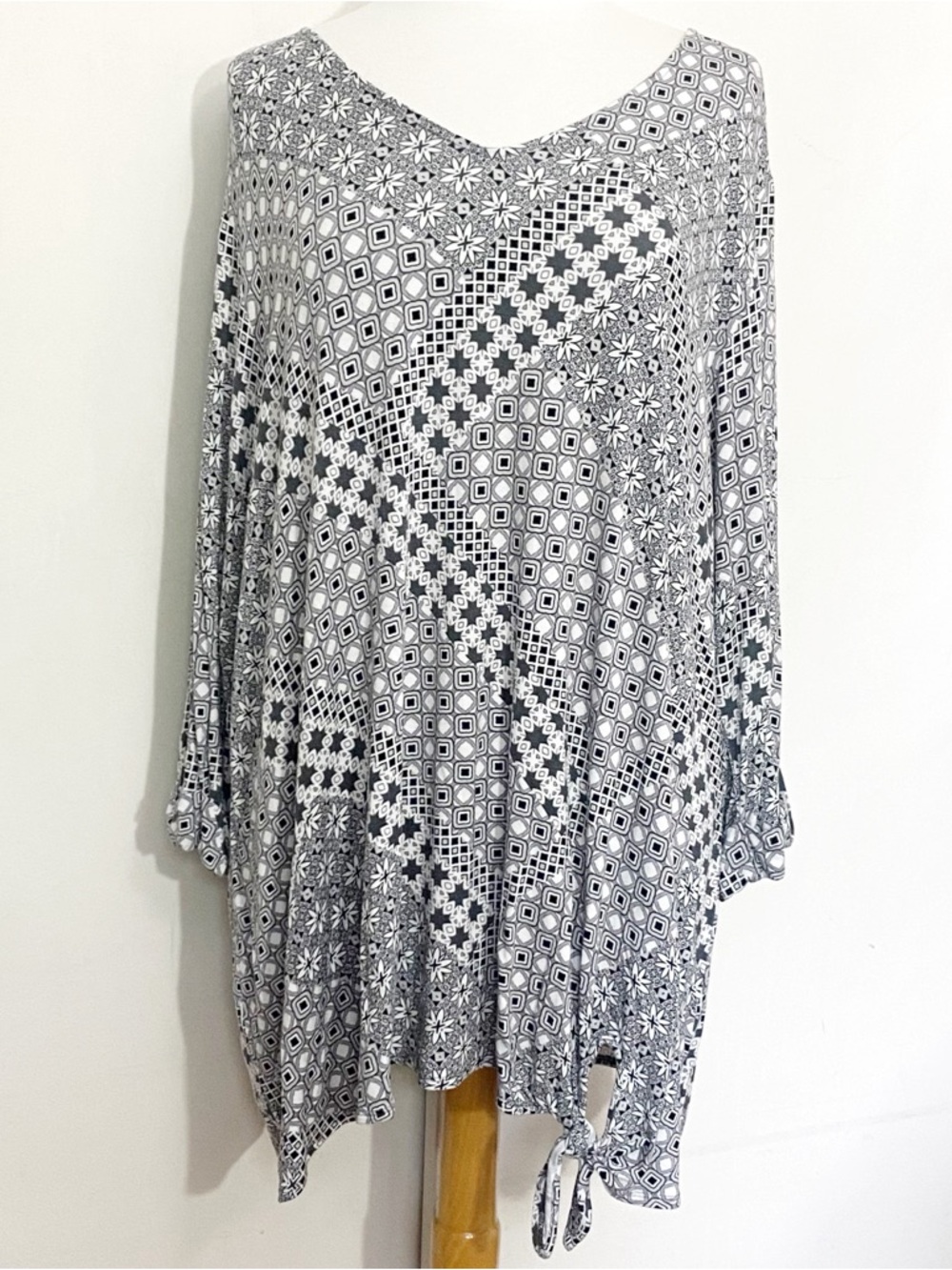 Croft & Barrow Black & White  Geometric Print Side Tie Hem V-Neck Tunic Top 3X